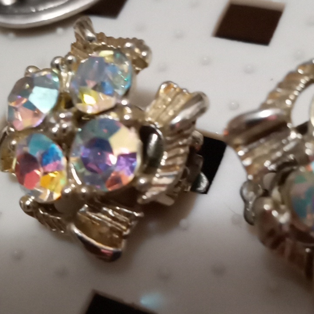 Vintage Stunning Costume jewelry earrings. - Picture 3 of 6